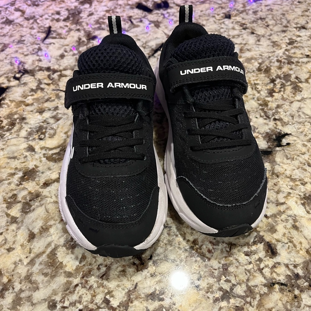 Slightly used sneakers size 2 kids.